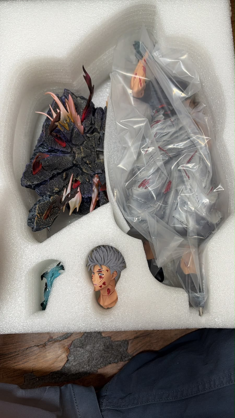 Gojo Satoru figure pieces and packaging